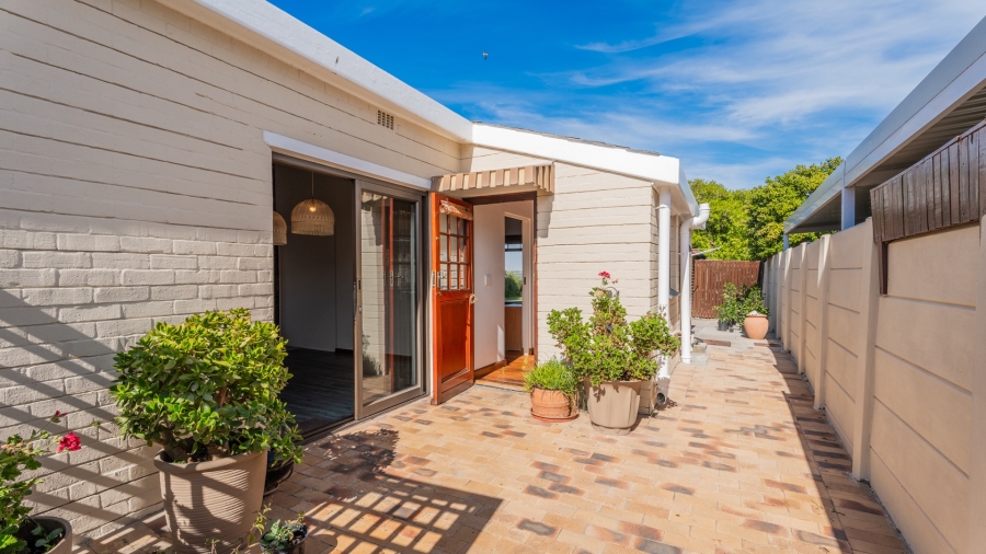 5 Bedroom Property for Sale in Zeekoevlei Western Cape